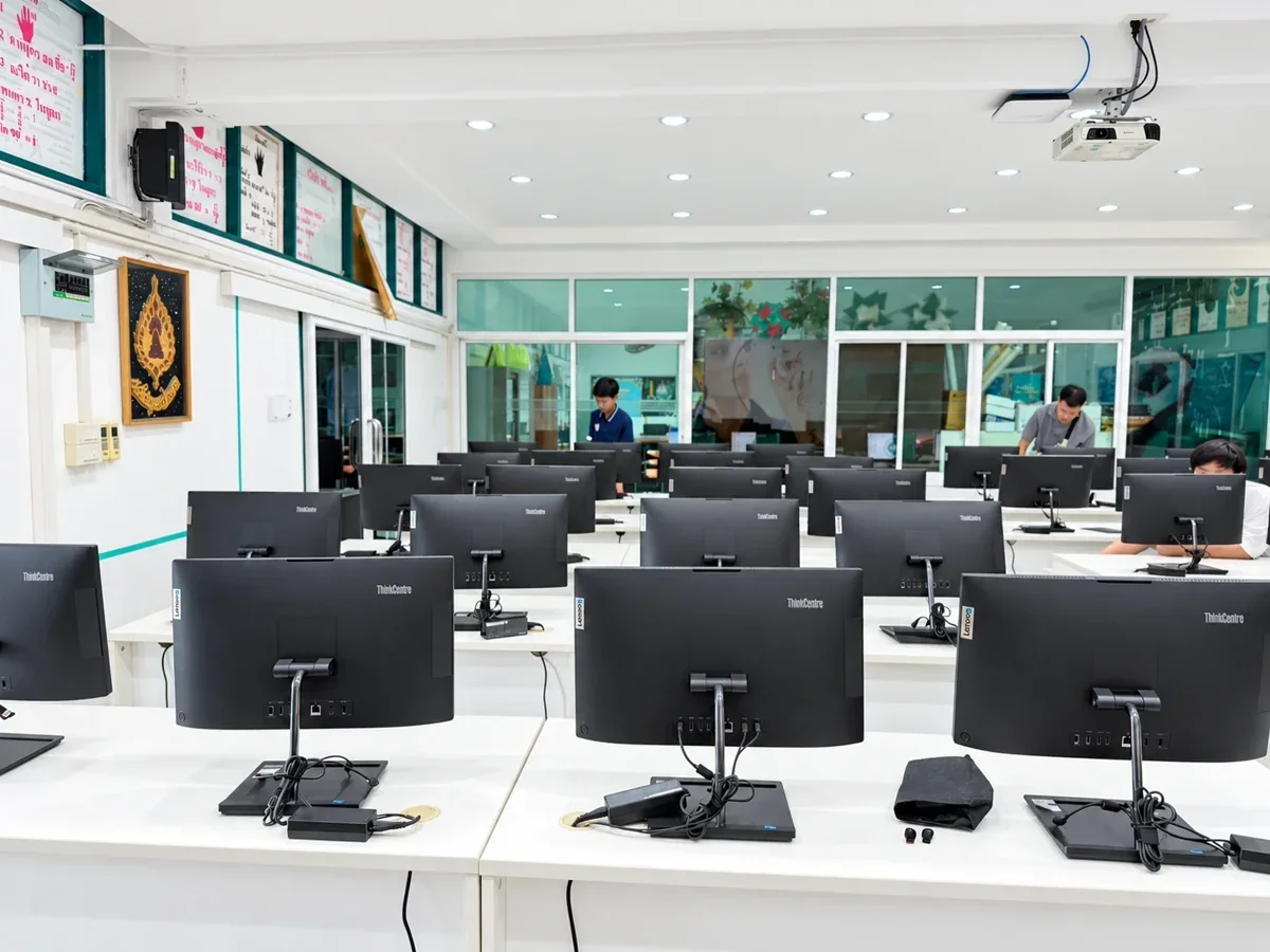 ภาพรวมห้องคอมพิวเตอร์ในหน้างาน