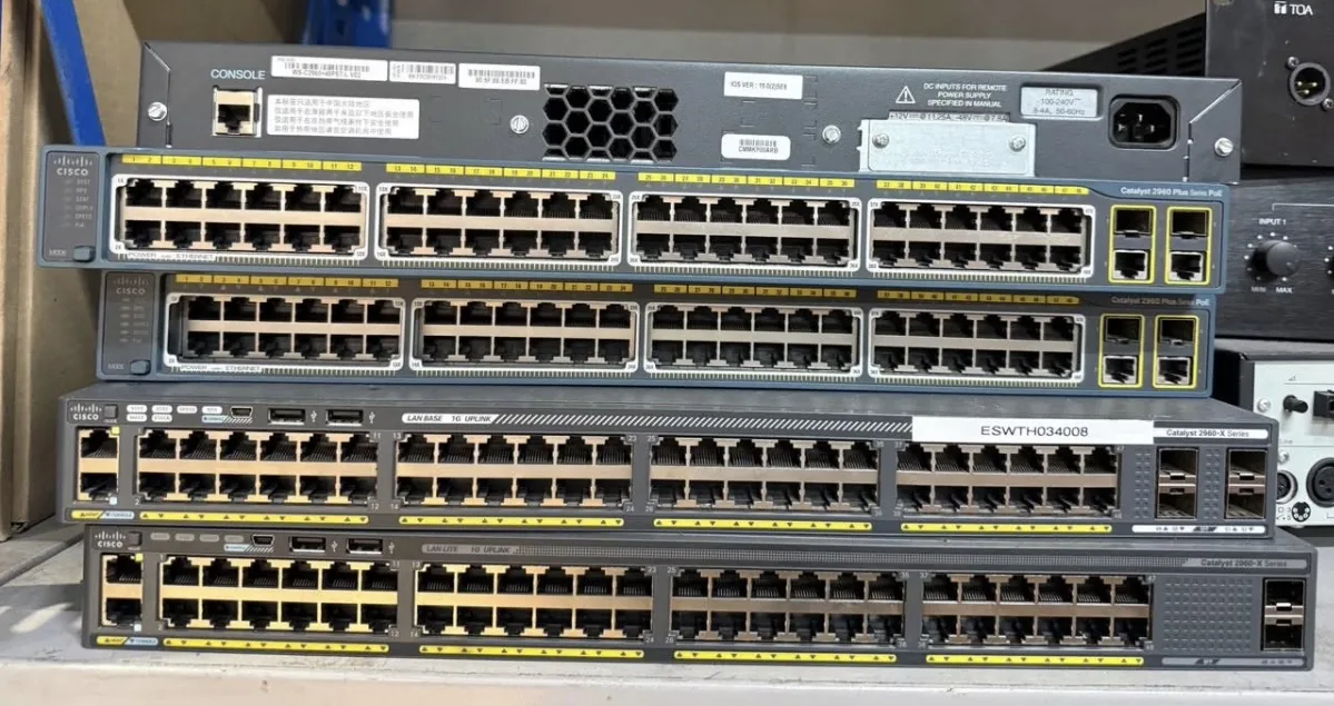 Cisco Switch พร้อมพอร์ตเครือข่ายด้านหน้า