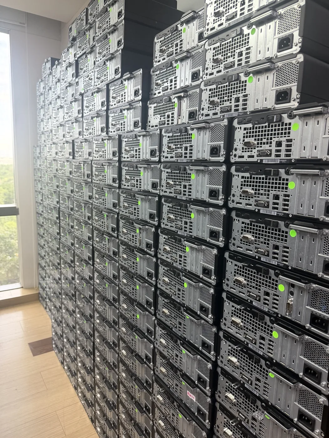 คอมพิวเตอร์ Desktop เรียงเป็นล็อตในงานรับซื้ออุปกรณ์ทั้งบริษัท