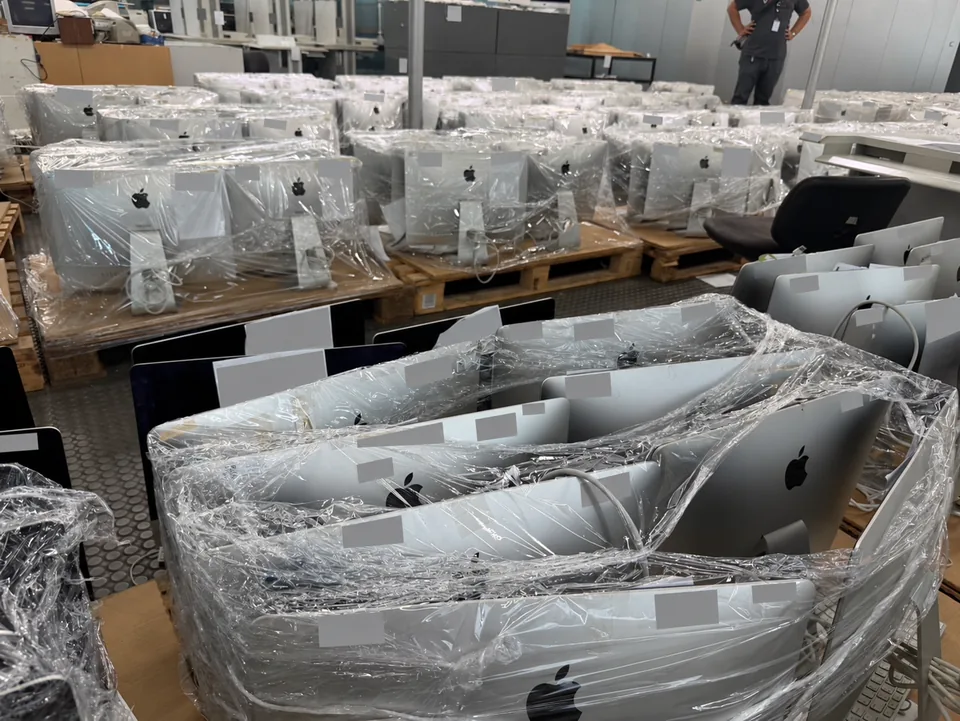iMac และอุปกรณ์ประกอบในล็อตองค์กร