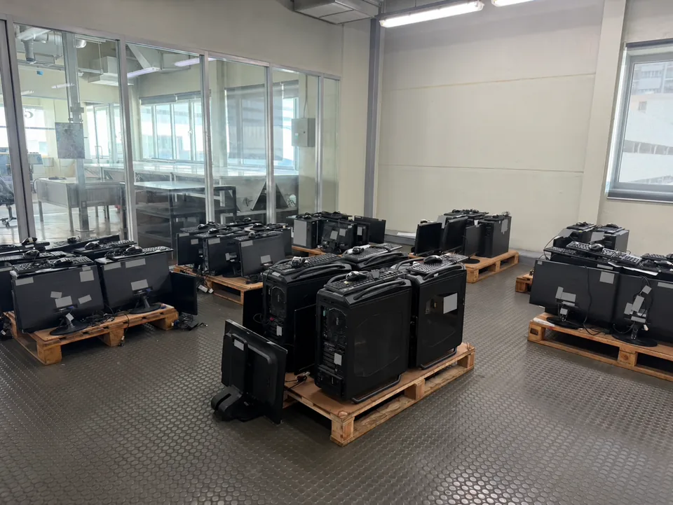 คอมพิวเตอร์ PC และจอภาพจัดรวมบนพาเลต