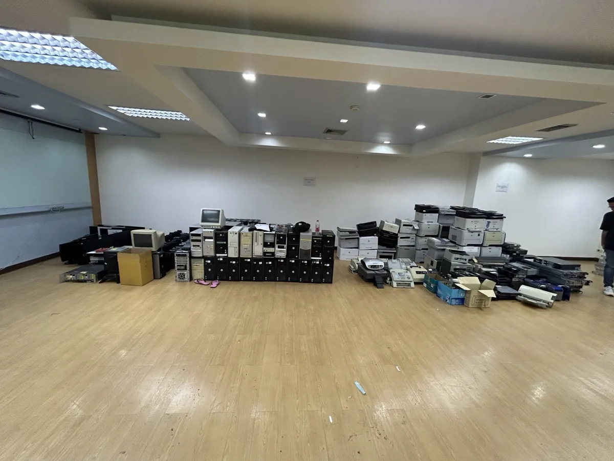 ภาพรวมคอมพิวเตอร์ จอ และอุปกรณ์ไอทีที่รวบรวมไว้ในพื้นที่