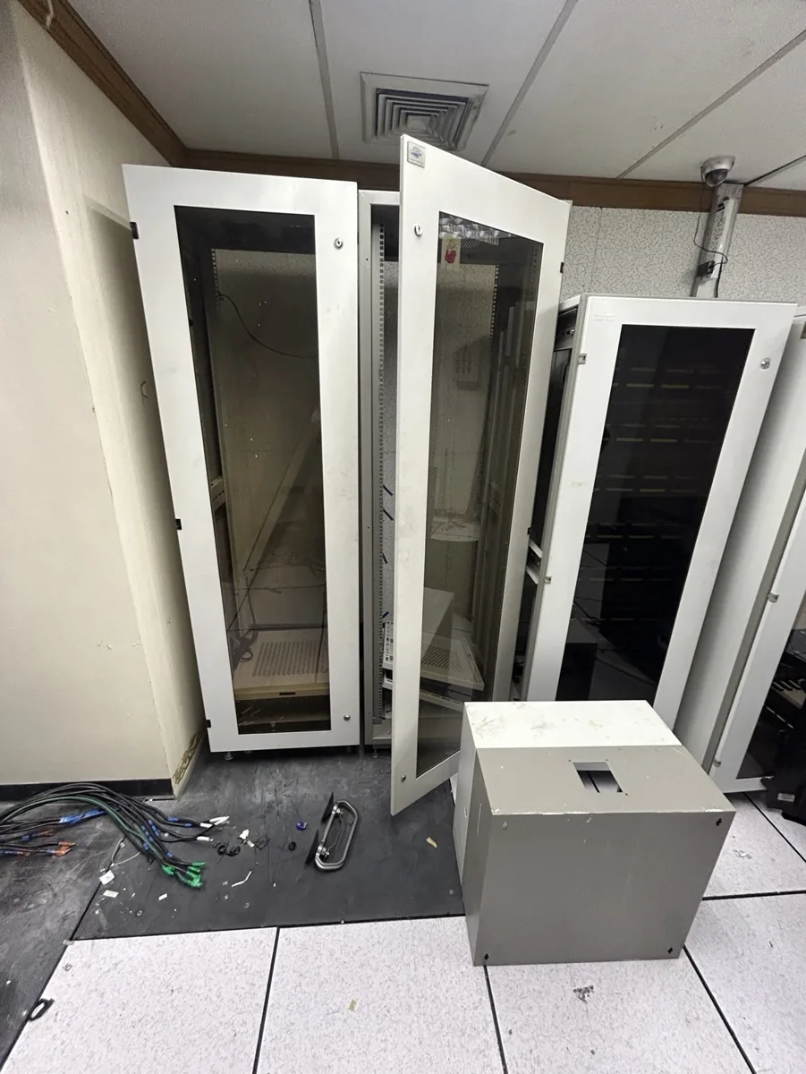 ตู้ Rack ภายในพื้นที่ดำเนินงานรื้อถอน