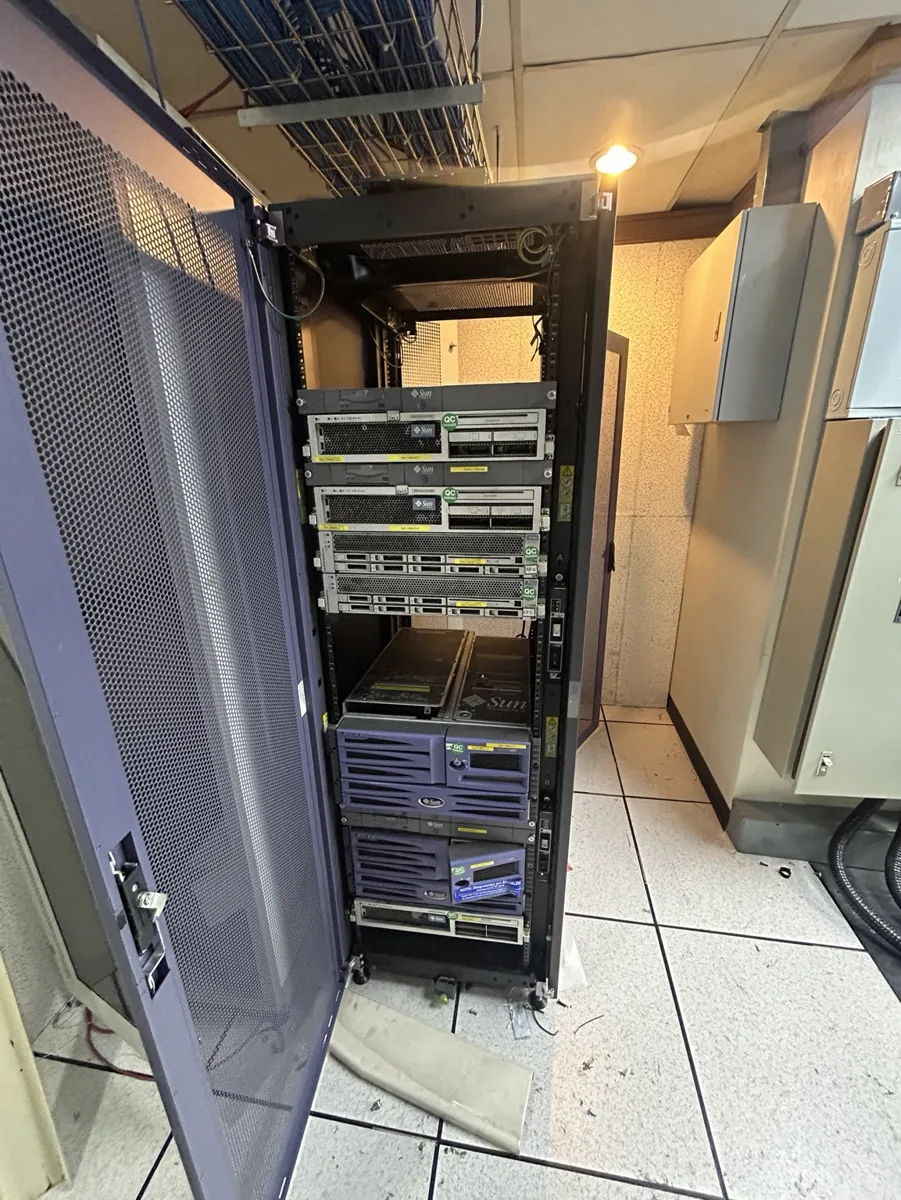 Server และอุปกรณ์ภายในตู้ Rack ระหว่างงานรื้อถอน Data Center
