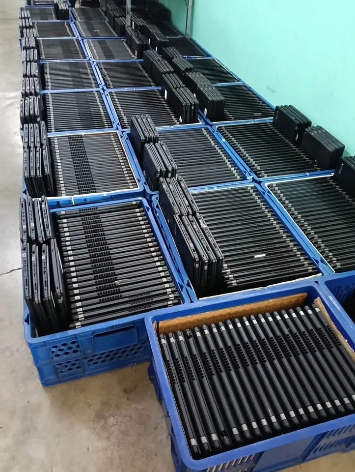 โน้ตบุ๊กจำนวนมากเรียงในตะกร้าสำหรับงานรับซื้อยกล็อต