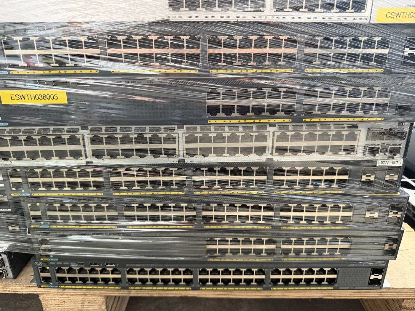 อุปกรณ์ Network Switch จัดเรียงเป็นล็อต