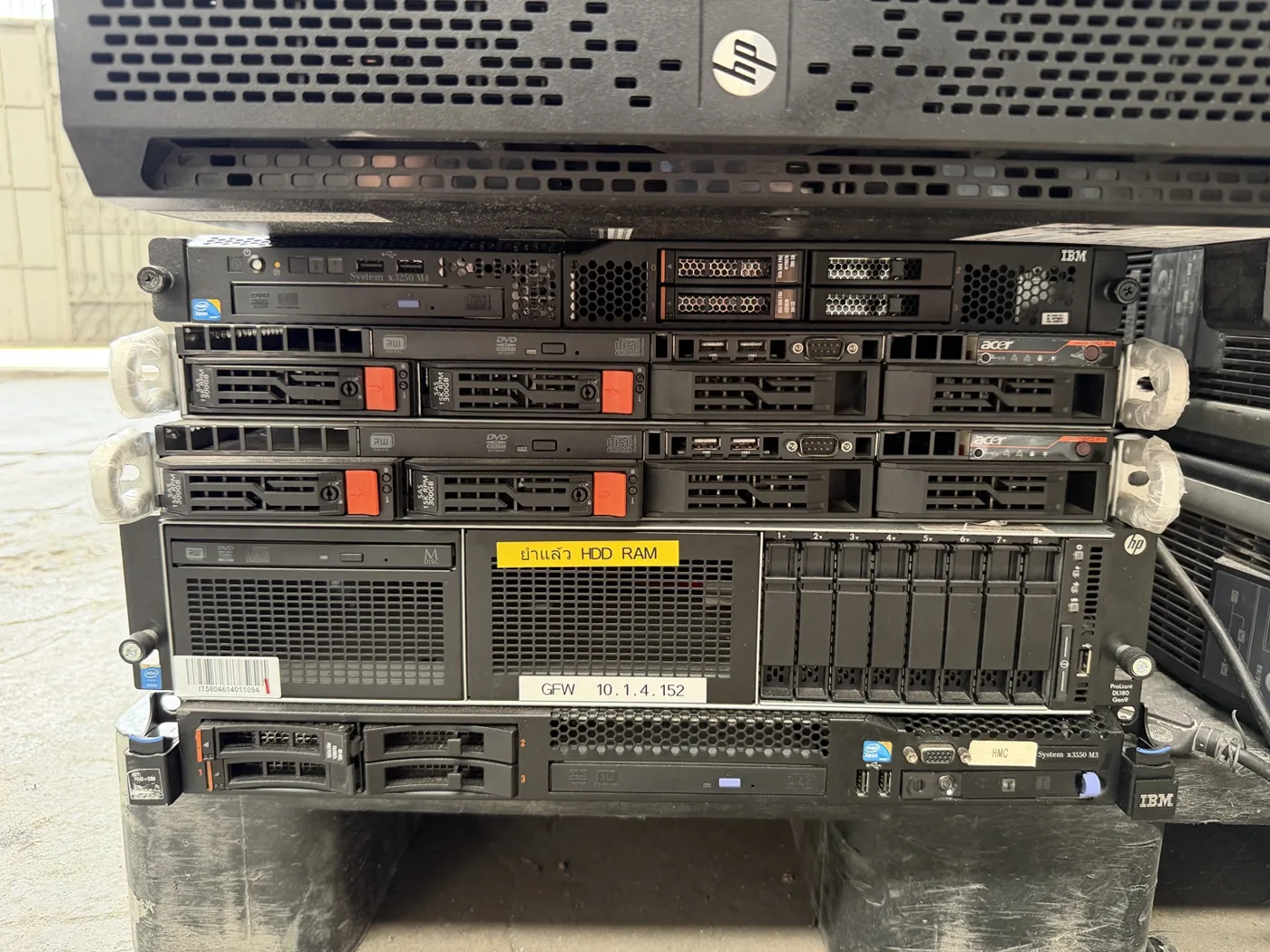 Server แบบ Rack หลายยี่ห้อจากอุปกรณ์จริงของ KPP